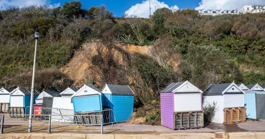 Landslide collapses onto popular beach just inches away from tourists --[Reported by Umva mag]