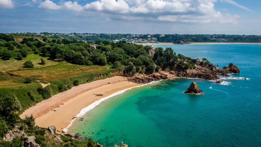 ‘Best’ island 50 minutes from the UK has beautiful palm tree lined beaches and a Michelin-starred restaurant --[Reported by Umva mag]