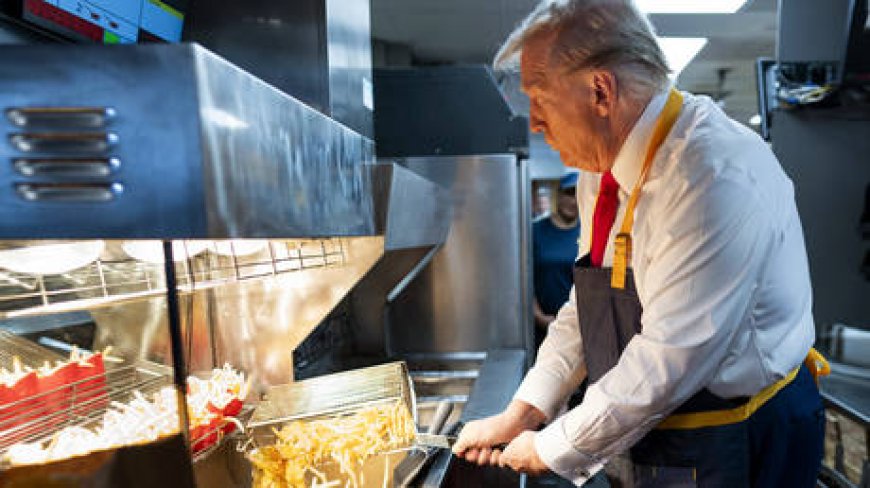 Trump makes French fries at McDonald’s (VIDEO) --[Reported by Umva mag]