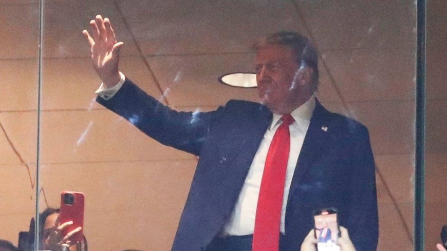 Donald Trump leads raucous ‘U-S-A!’ chant from suite at Steelers-Jets game --[Reported by Umva mag]